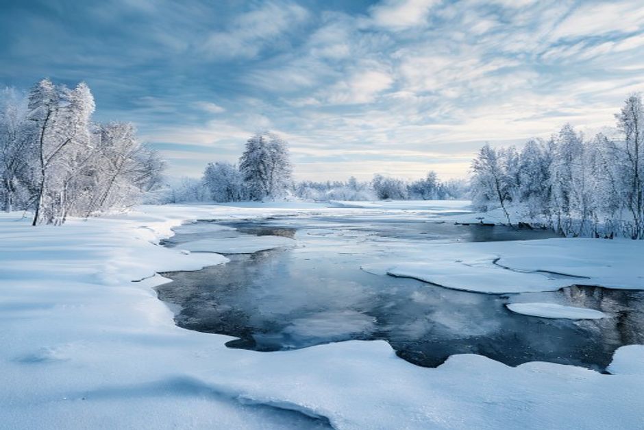 Befagyott természetes tó télen, hóval borított partokkal erdélyi tájban